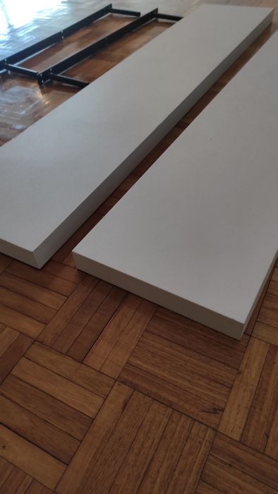 Conjunto de duas prateleiras brancas de parede