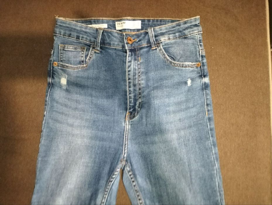 Продам женские джинсы