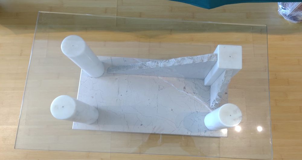 Mesa em mármore com tampo em vidro