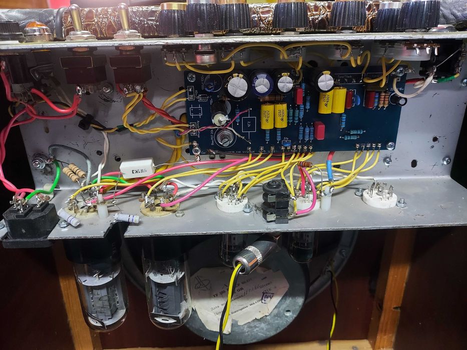 Ламповий гітарний комбопідсилювач.