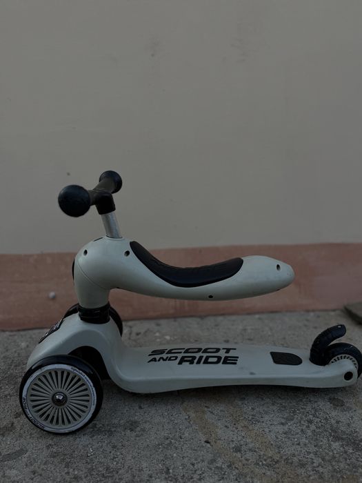самокат-трансформер Scoot & Ride  у світло-сірому кольорі