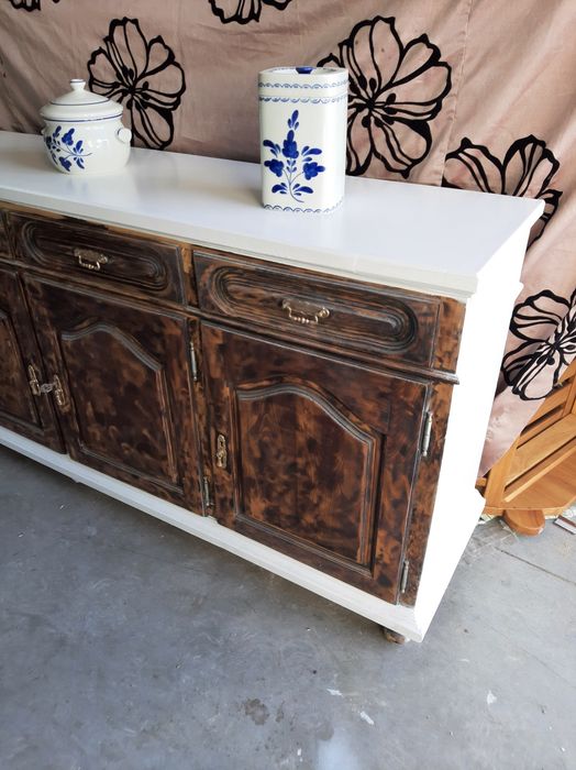 Aparador branco e castanho