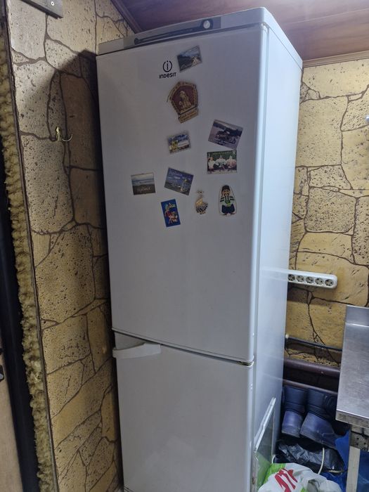 Холодильник двохкамерний.