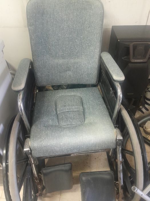 Cadeira de rodas multifuncoes 80eur.