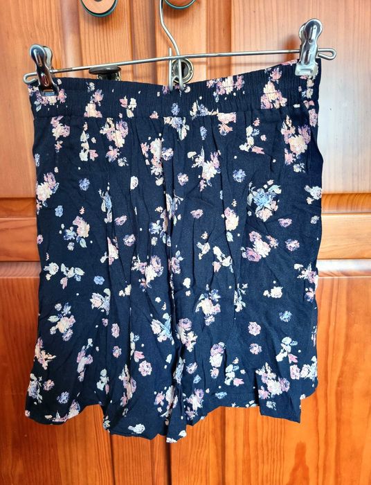 Saia preta florida Stradivarius, tamanho XS