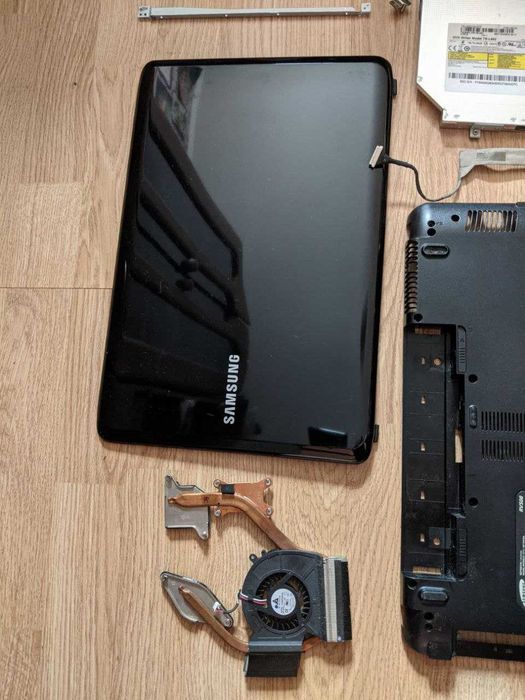 Ноутбук Samsung RV508 15.6" на деталі