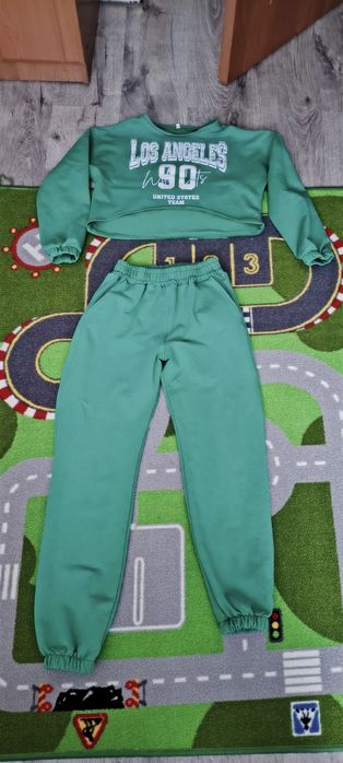 Подарую костюм 164 розміру на дівчинку