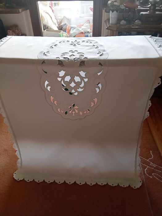 Obrus z haftem richerieu