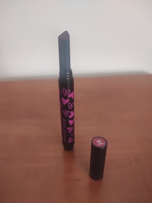 pomadka z sercem Bold Red od Mary Kay