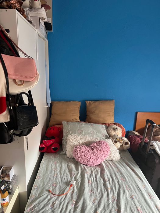 Cama individual com arrumação elevatória.
Não muito usado