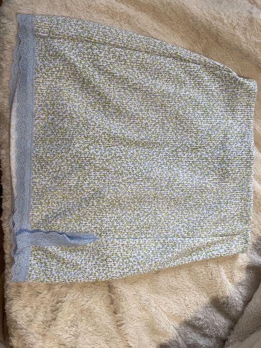 Minissaia H&M com pequena abertura na perna