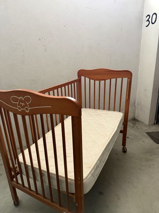 Cama de bebé com colchão