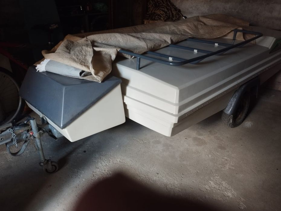 Vende-se atrelado-tenda.
