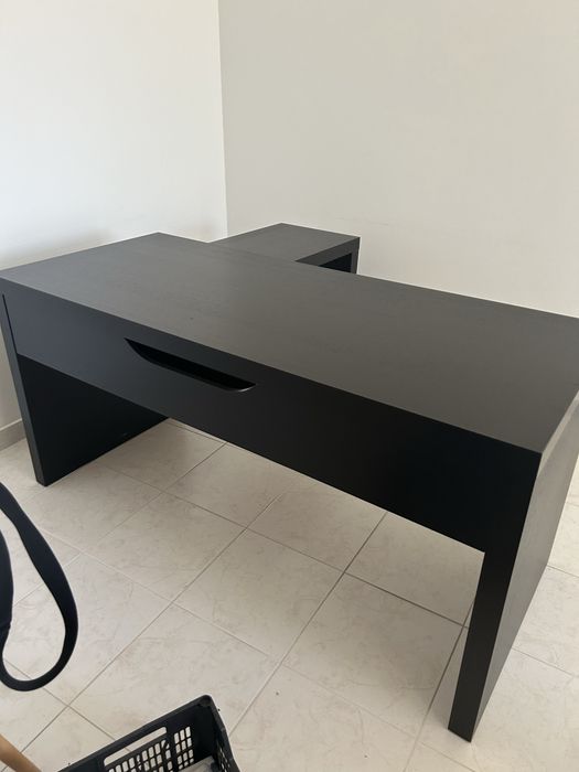 Secretaria em preto modelo ikea