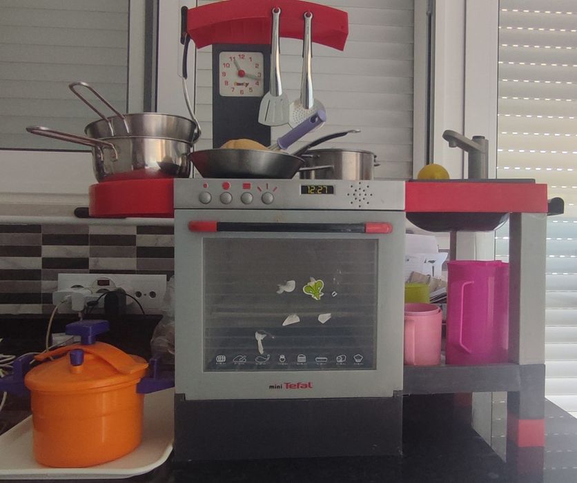 Cozinha de brincar com vários utensílios