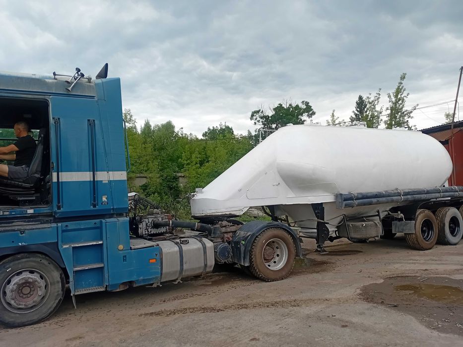 Цементовоз напівпричіп