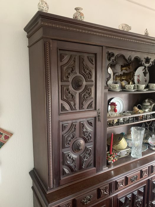 Cristaleira/Louceiro com Portas em Madeira Trabalhada Maciça