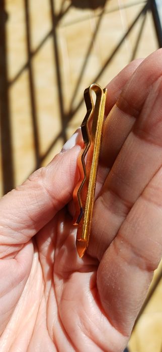 Alfinete de gravata dourado MM
