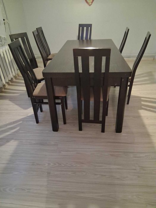 Stół do jadalni zadbany