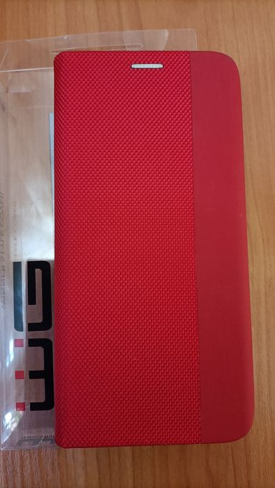 Czerwone etui z klapką