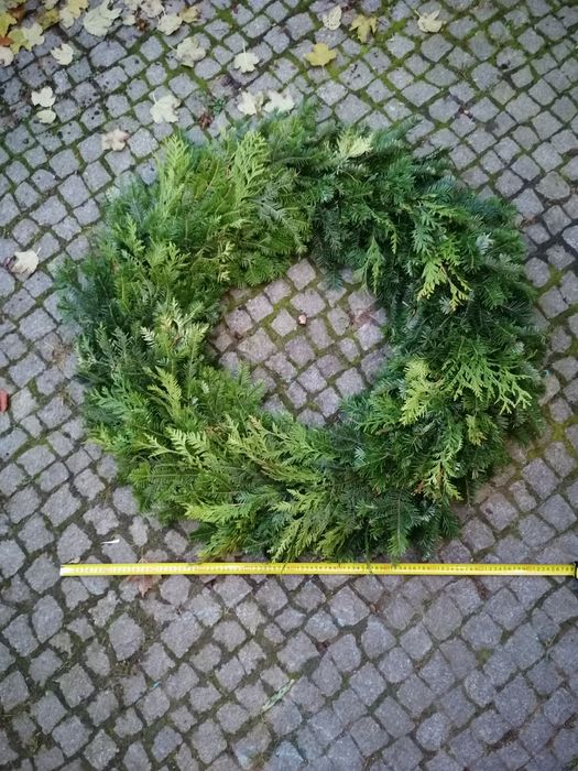 Wianek, wieniec, podkład słomiany z żywym, świeżym igliwiem 100cm