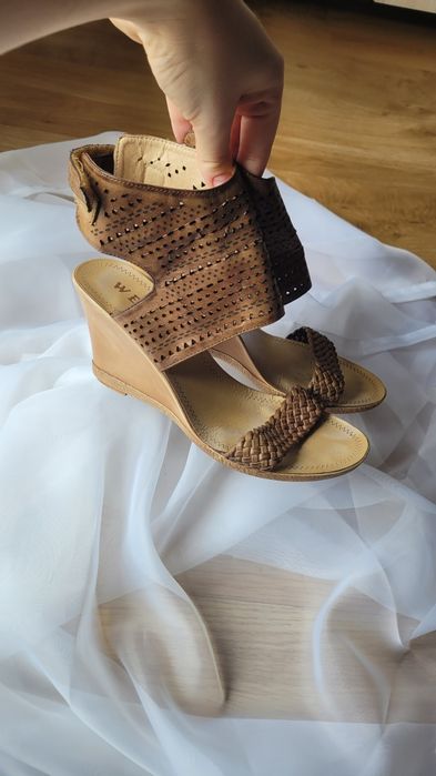 Sandałki na koturnie
