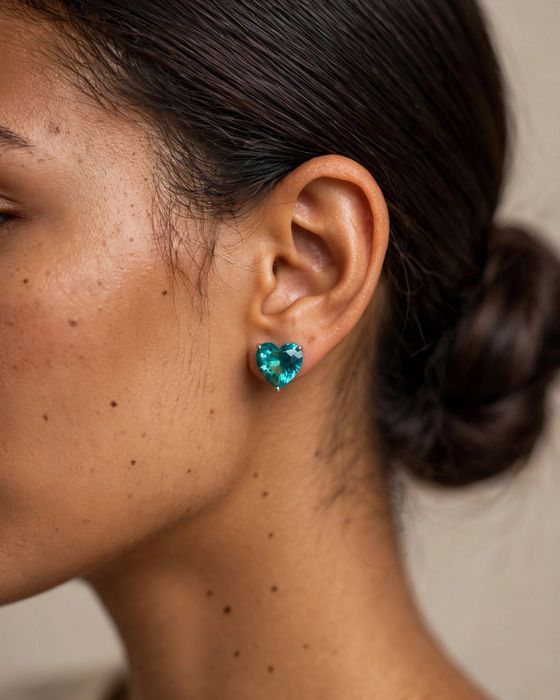 Brinco de coração em zirconia verde turmalina banhada a ouro branco no aço inoxidável