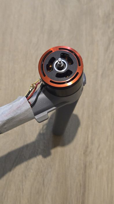 Autel Evo Max 4T V1 промінь передній правий з мотором.