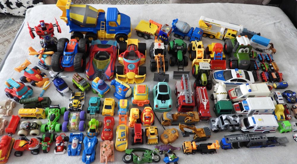 Auta pojazdy samochody zestaw 83 sztuki