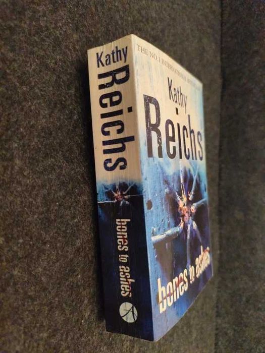 Kathy Reichs - Bones to Ashes