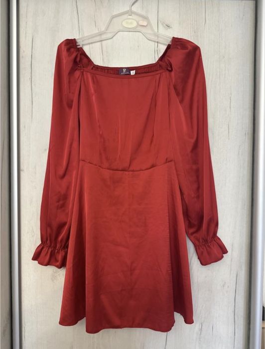 Червона аиласна сукня