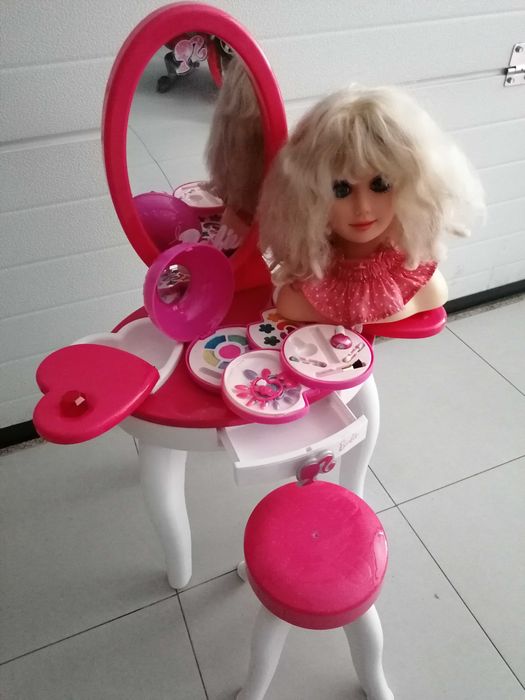 Mesa + banco e cabeça de boneca com acessórios para fazer penteados