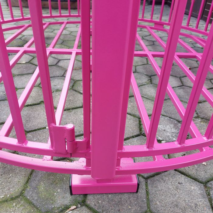 Otwierany paśnik na siano z dnem i zadaszeniem