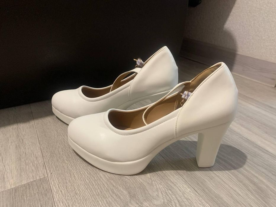 Продам свадебное платье и туфли.