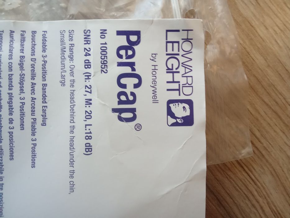 Zatyczki do uszu na opasce.