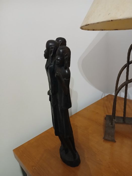 Estatueta Africana de madeira com 3 homens.
