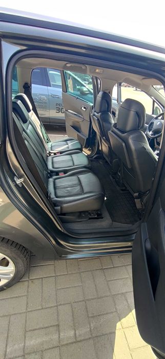Автомобіль Peugeot 5008.