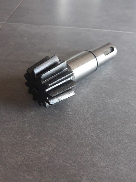 Wałek atakujący przekładni zgrabiarki Krone Swadro 395 tryb Z12