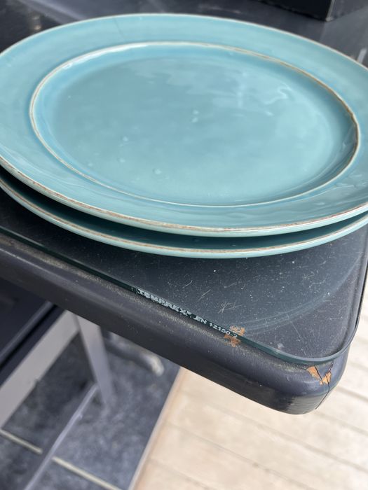 Pratos azuis grandes