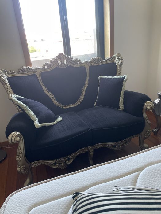 Sofa, cadeirao preto e prateado