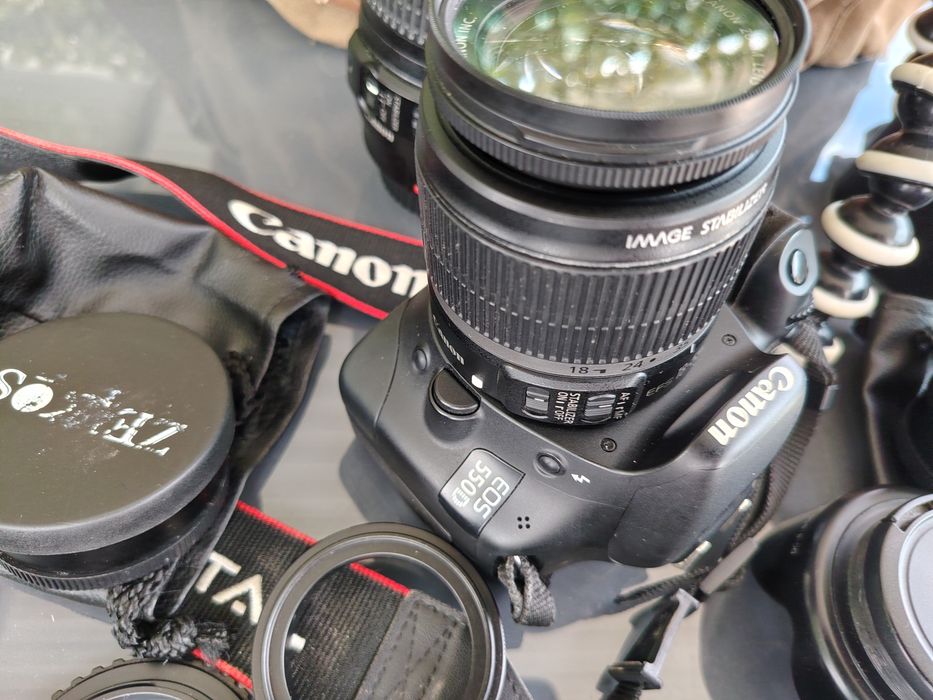 Maquina fotográfica e diverso material