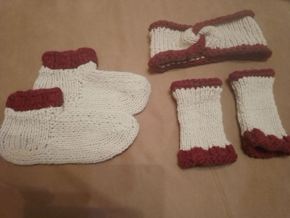 Продам вязаный комплект : носки-следочки, полуперчатки, повязка на гол
