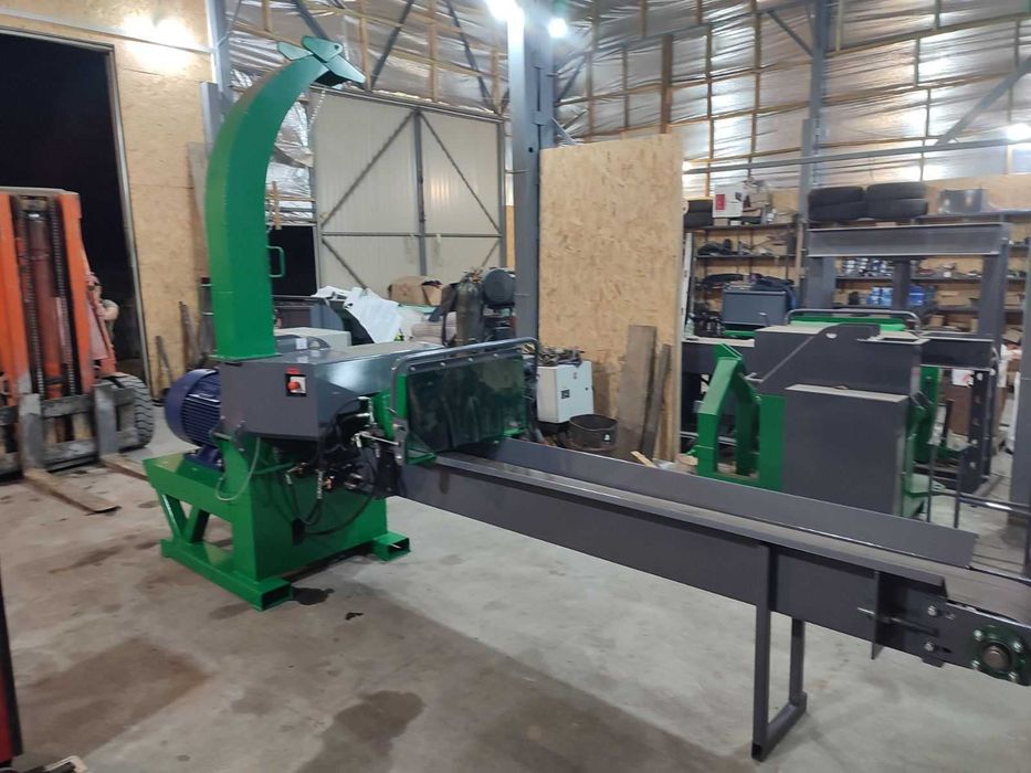 Дробарка кругляка 220мм в щепу. Щепоріз 55квт з транспортером. Щепоріз