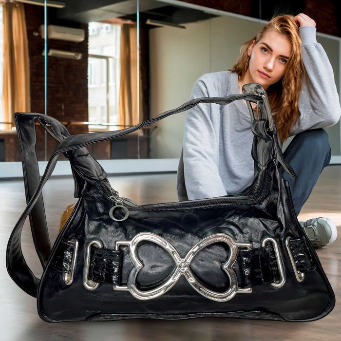 Жіноча шкіряна лакована сумка з металевою бряшкою