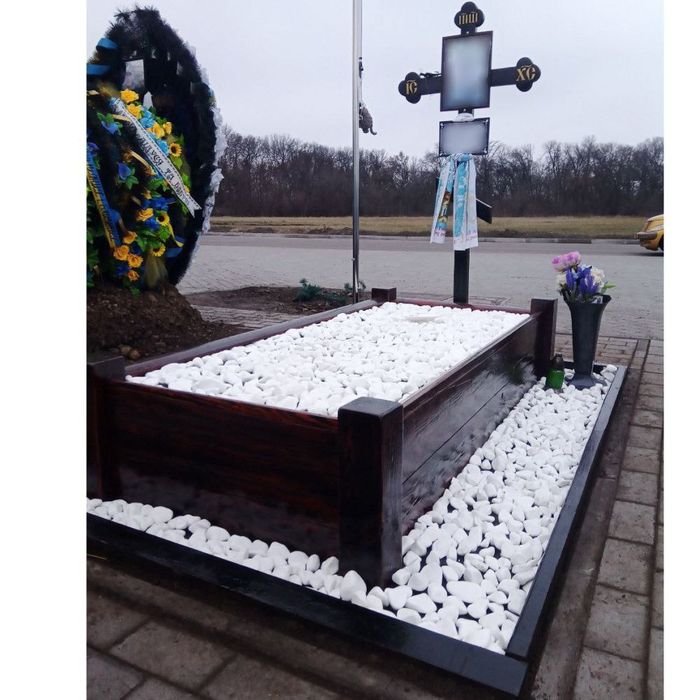 Надгробки під замовлення..А також квітів ..