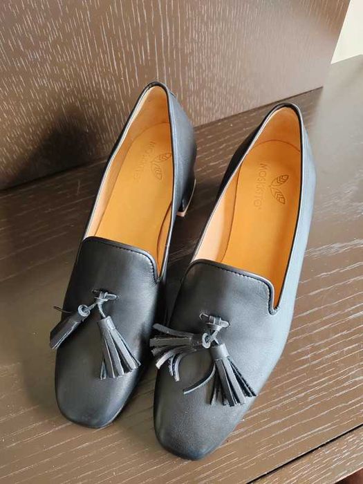 Sapatos pretos de pele Moskkito