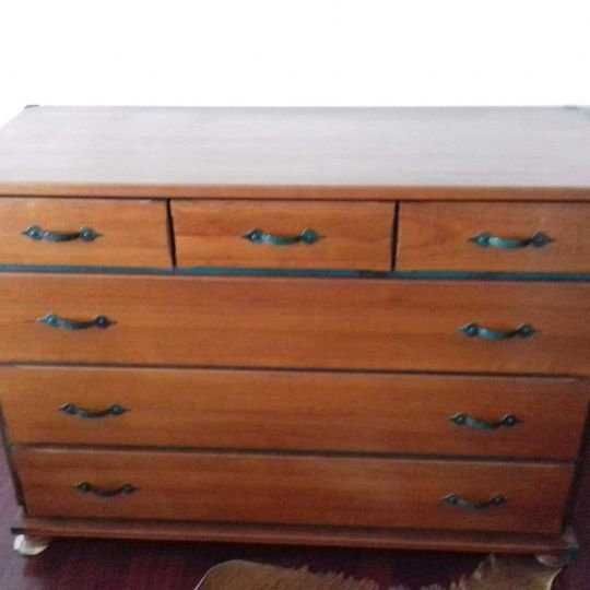 Quarto completo: cama, cómoda, 2 mesas, espelho e candeeiros