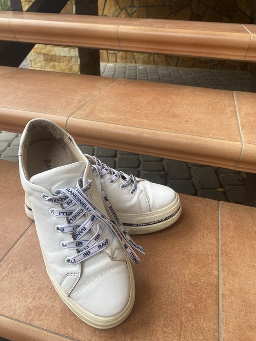 Білі жіночі кросівки