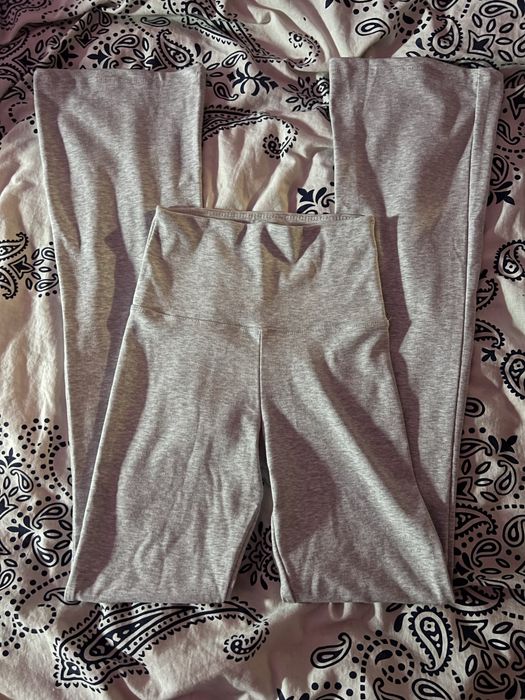 серые штаны-клёш из Bershka