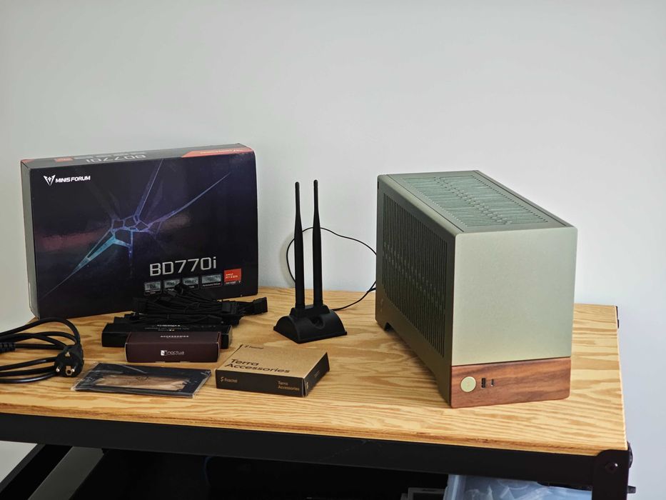 Torre PC Mini-ITX Fractal Terra - 64GB RAM - Motherboard Minisforum BD770i Ryzen 7 7745HX - Fans Noctua - PSU Corsair SF750 - 1TB SSD